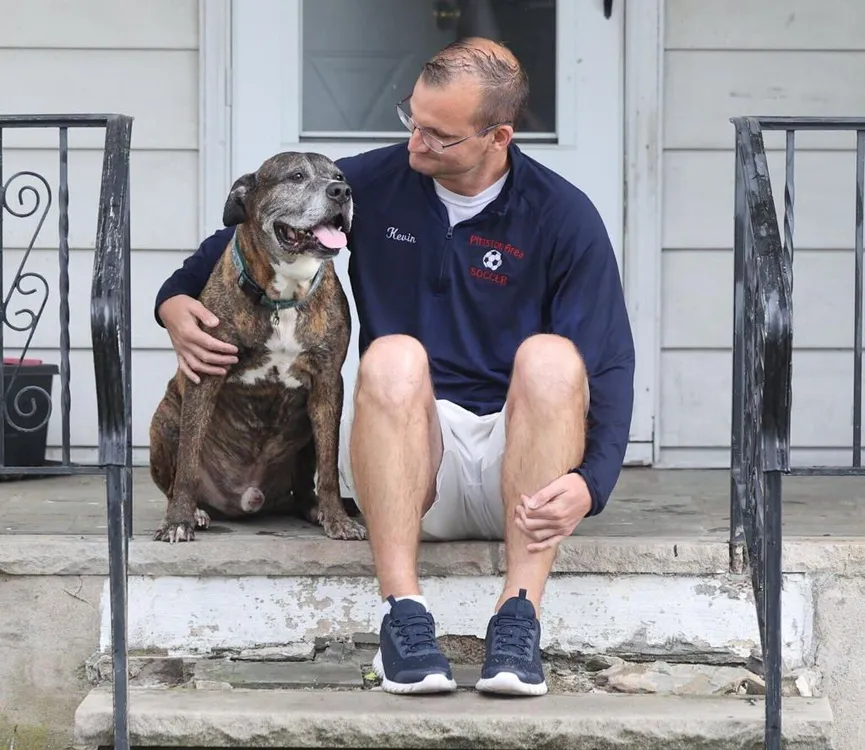 Hele buurt komt opdagen voor laatste wandeling van hond met terminale kanker 2